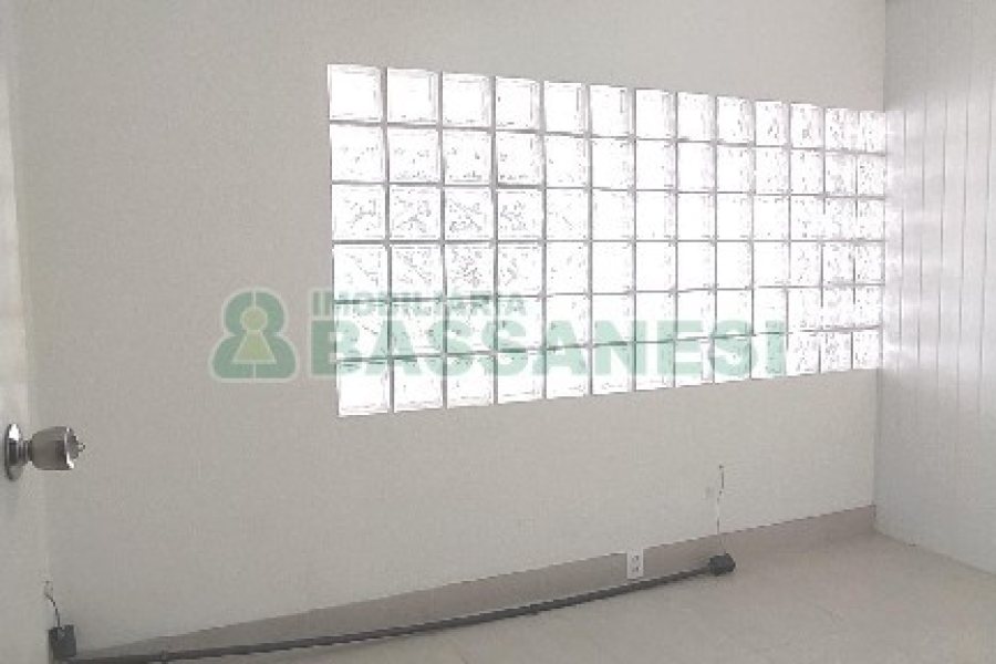 Casa Comercial com 470m², 4 dormitórios, 1 vaga, no bairro Centro em Caxias do Sul para Comprar