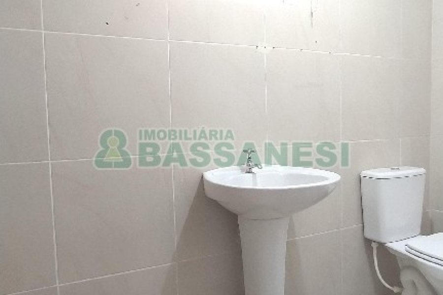 Casa Comercial com 470m², 4 dormitórios, 1 vaga, no bairro Centro em Caxias do Sul para Comprar