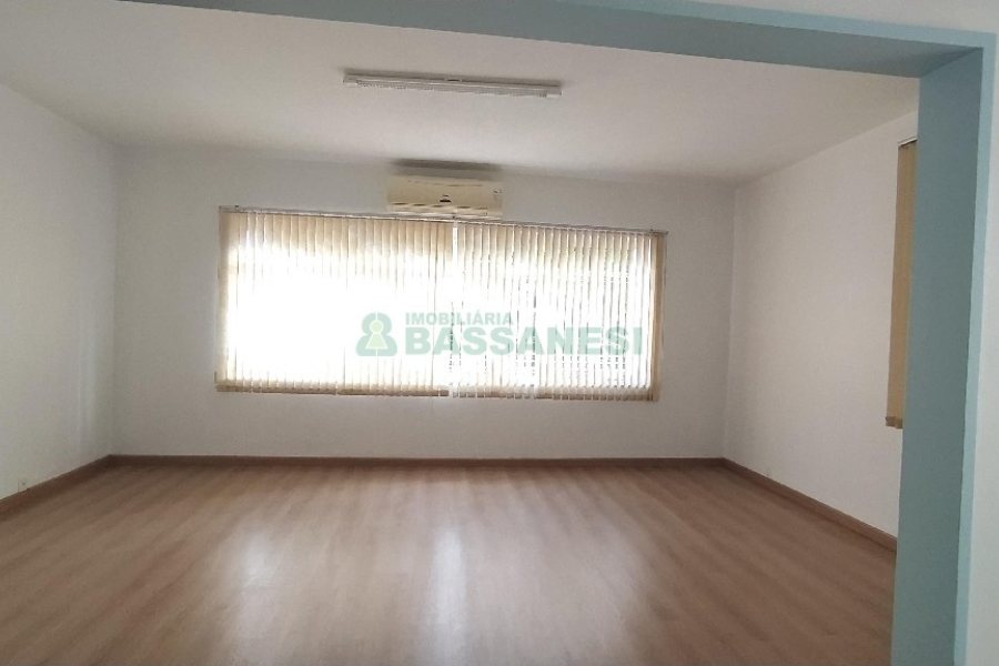 Casa Comercial com 470m², 4 dormitórios, 1 vaga, no bairro Centro em Caxias do Sul para Comprar