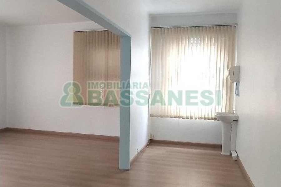 Casa Comercial com 470m², 4 dormitórios, 1 vaga, no bairro Centro em Caxias do Sul para Comprar