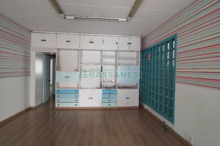 Casa Comercial com 470m², 4 dormitórios, 1 vaga, no bairro Centro em Caxias do Sul para Comprar