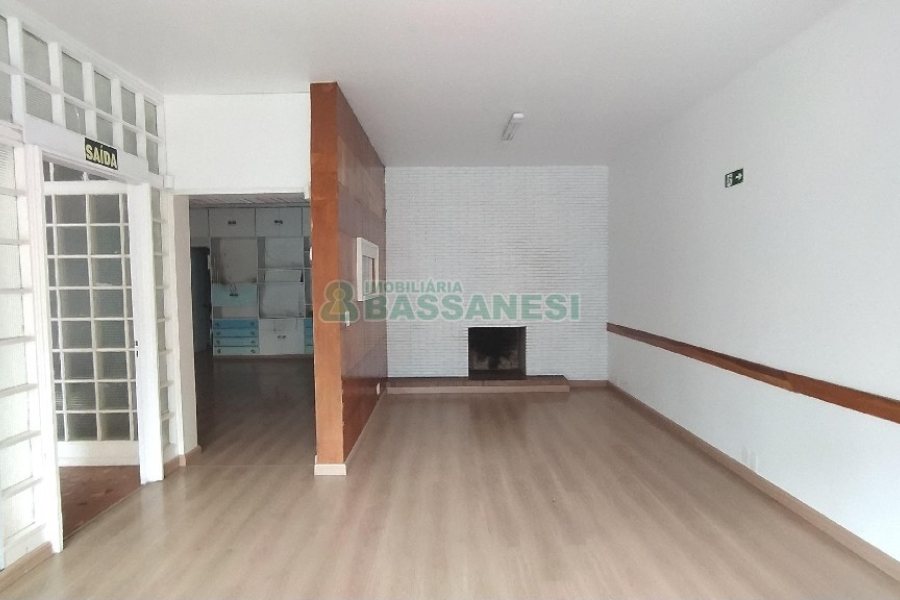 Casa Comercial com 470m², 4 dormitórios, 1 vaga, no bairro Centro em Caxias do Sul para Comprar