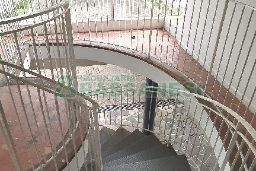 Casa Comercial com 470m², 4 dormitórios, 1 vaga, no bairro Centro em Caxias do Sul para Comprar