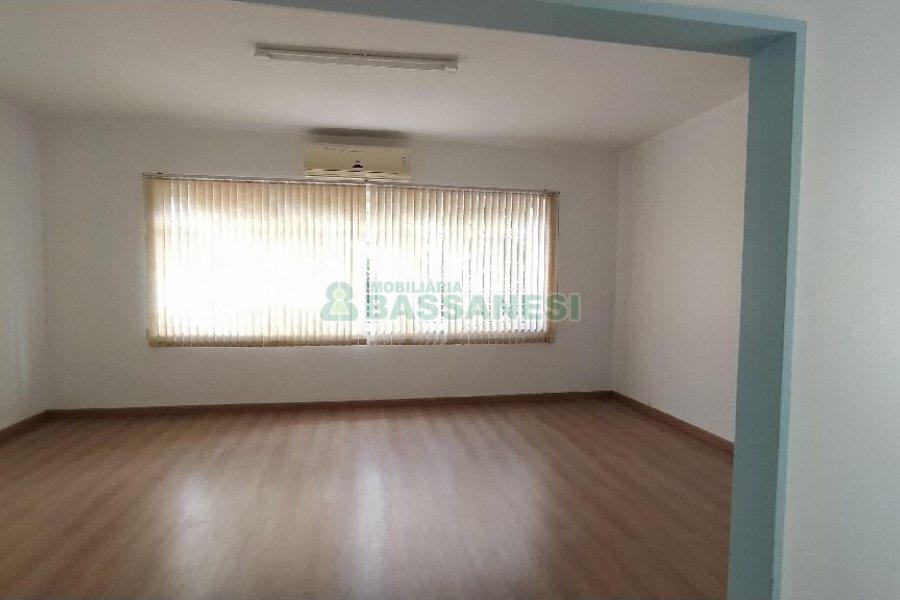 Casa Comercial com 470m², 4 dormitórios, 1 vaga, no bairro Centro em Caxias do Sul para Comprar