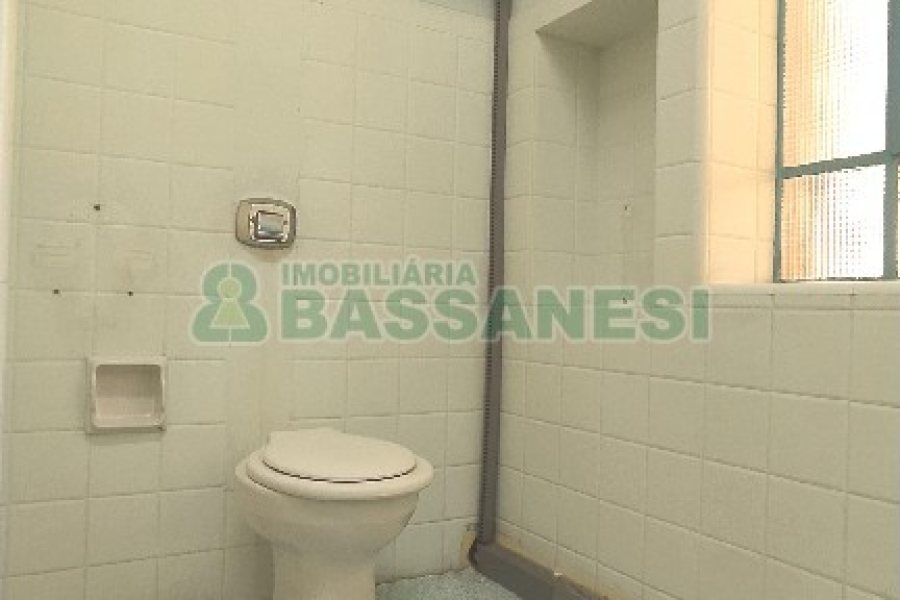 Casa Comercial com 470m², 4 dormitórios, 1 vaga, no bairro Centro em Caxias do Sul para Comprar