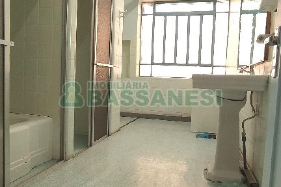 Casa Comercial com 470m², 4 dormitórios, 1 vaga, no bairro Centro em Caxias do Sul para Comprar