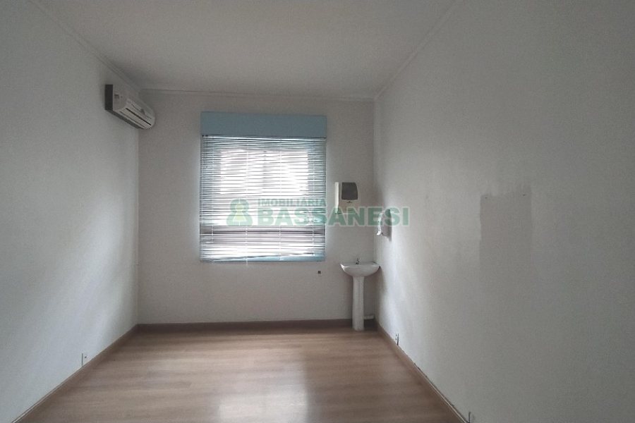 Casa Comercial com 470m², 4 dormitórios, 1 vaga, no bairro Centro em Caxias do Sul para Comprar