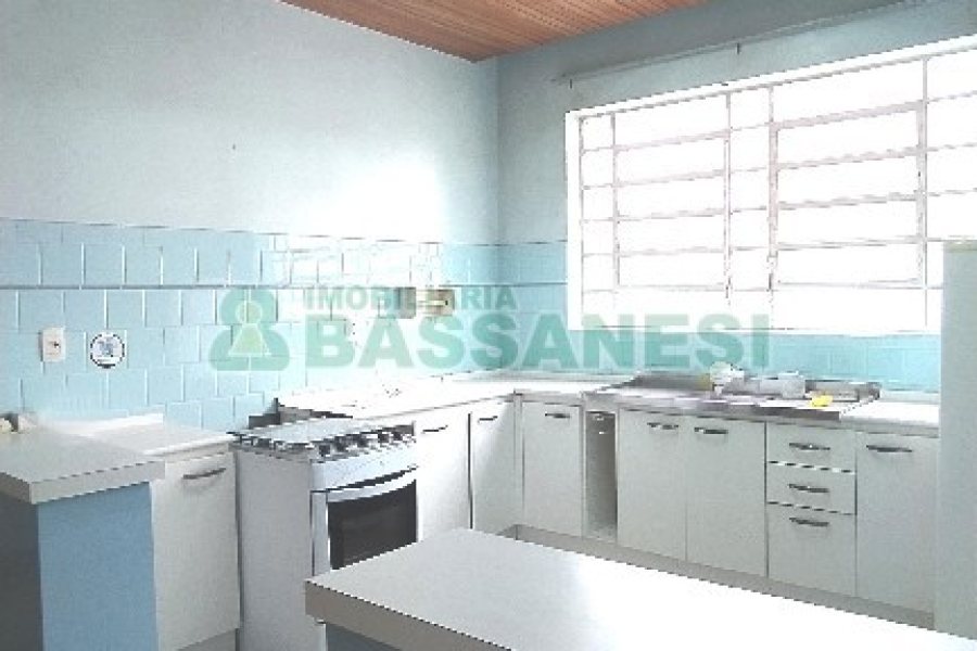Casa Comercial com 470m², 4 dormitórios, 1 vaga, no bairro Centro em Caxias do Sul para Comprar