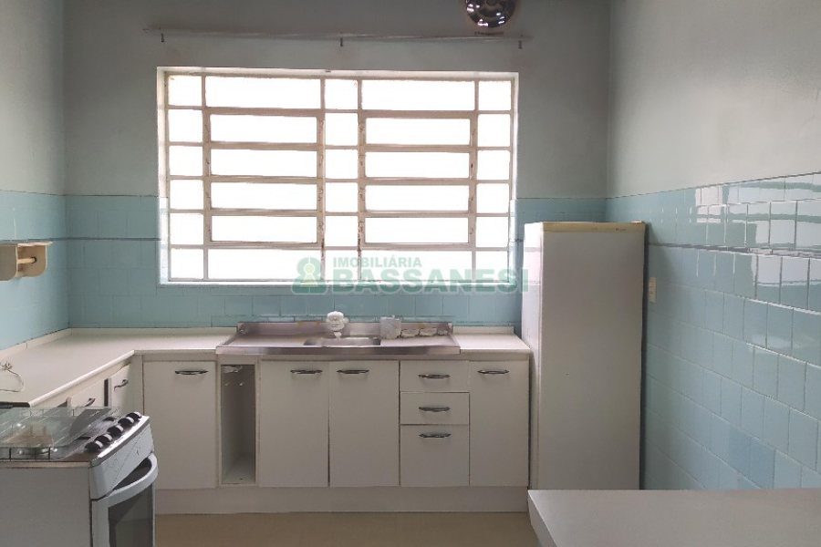Casa Comercial com 470m², 4 dormitórios, 1 vaga, no bairro Centro em Caxias do Sul para Comprar