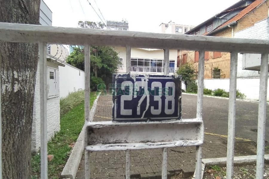 Casa Comercial com 470m², 4 dormitórios, 1 vaga, no bairro Centro em Caxias do Sul para Comprar