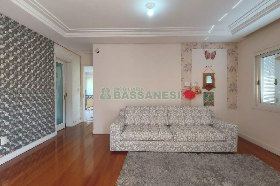 Casa Mobiliada com 500m², 5 dormitórios, 4 vagas, no bairro Sant Etiene em Caxias do Sul para Comprar