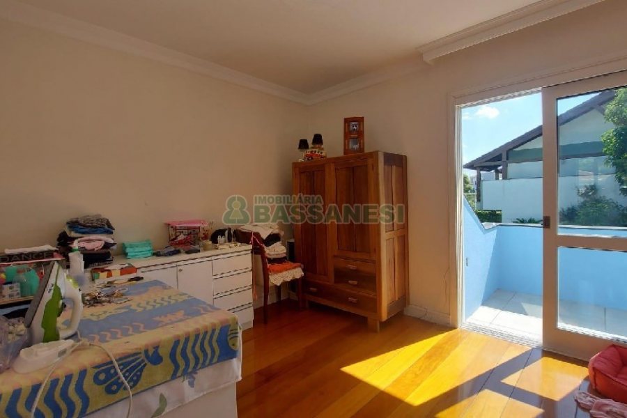 Casa Mobiliada com 500m², 5 dormitórios, 4 vagas, no bairro Sant Etiene em Caxias do Sul para Comprar