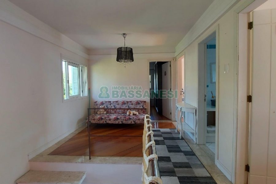 Casa Mobiliada com 500m², 5 dormitórios, 4 vagas, no bairro Sant Etiene em Caxias do Sul para Comprar