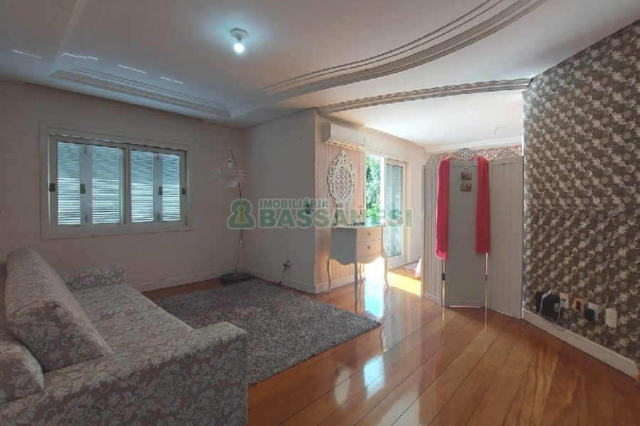Casa Mobiliada com 500m², 5 dormitórios, 4 vagas, no bairro Sant Etiene em Caxias do Sul para Comprar