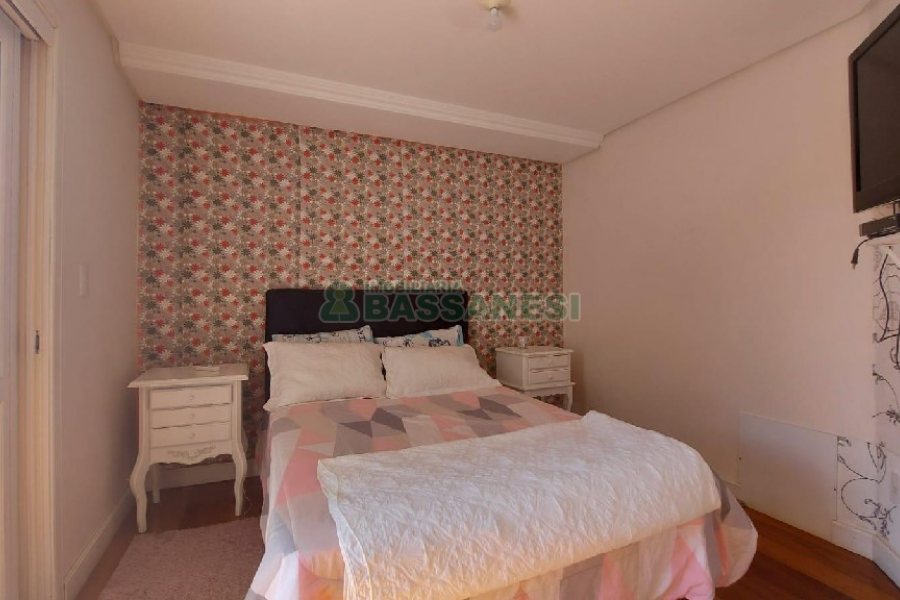 Casa Mobiliada com 500m², 5 dormitórios, 4 vagas, no bairro Sant Etiene em Caxias do Sul para Comprar