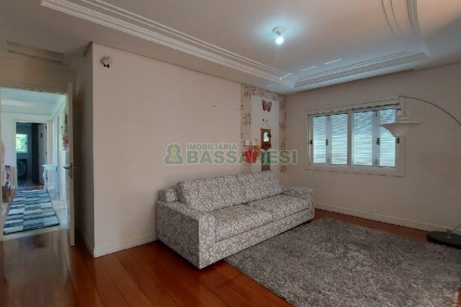 Casa Mobiliada com 500m², 5 dormitórios, 4 vagas, no bairro Sant Etiene em Caxias do Sul para Comprar