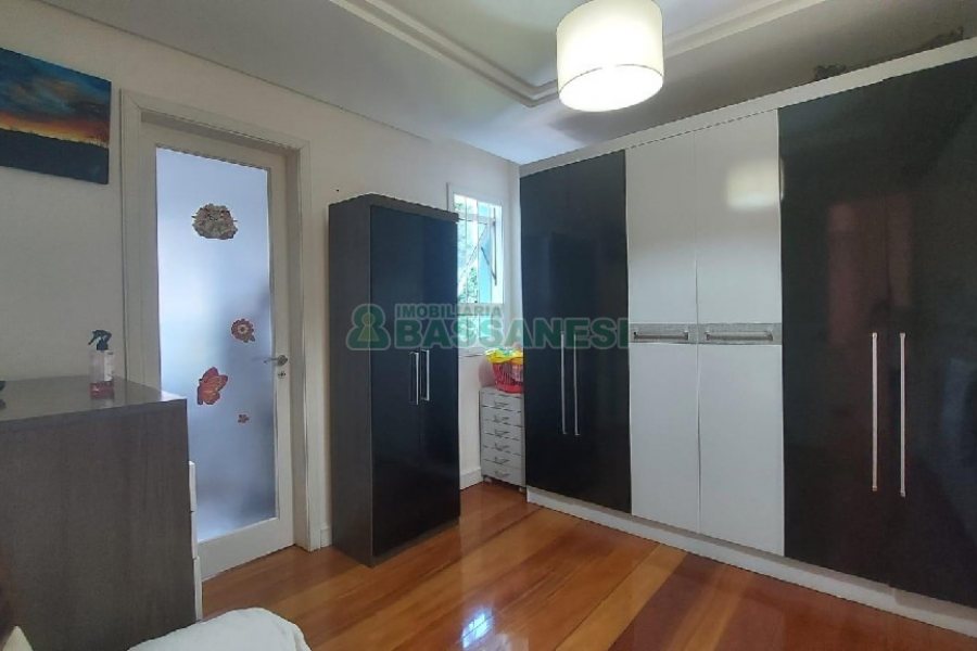 Casa Mobiliada com 500m², 5 dormitórios, 4 vagas, no bairro Sant Etiene em Caxias do Sul para Comprar