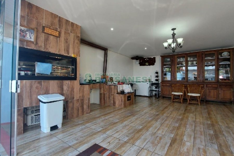 Casa Mobiliada com 500m², 5 dormitórios, 4 vagas, no bairro Sant Etiene em Caxias do Sul para Comprar