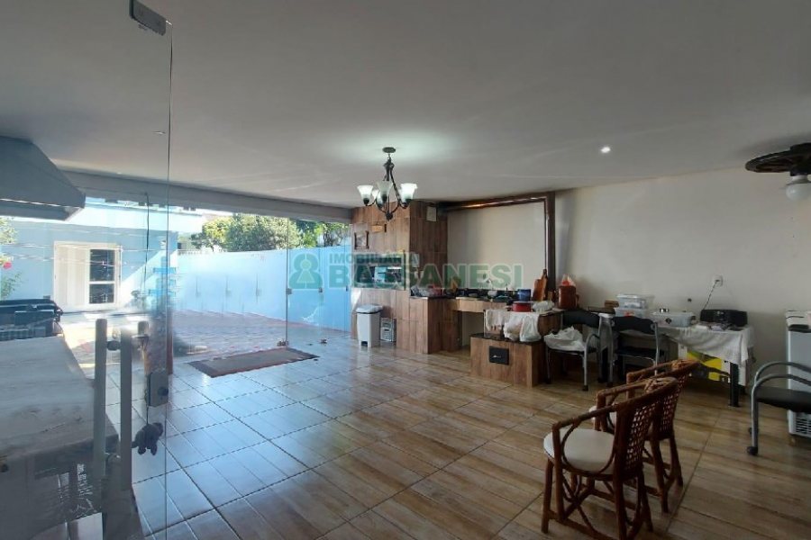 Casa Mobiliada com 500m², 5 dormitórios, 4 vagas, no bairro Sant Etiene em Caxias do Sul para Comprar