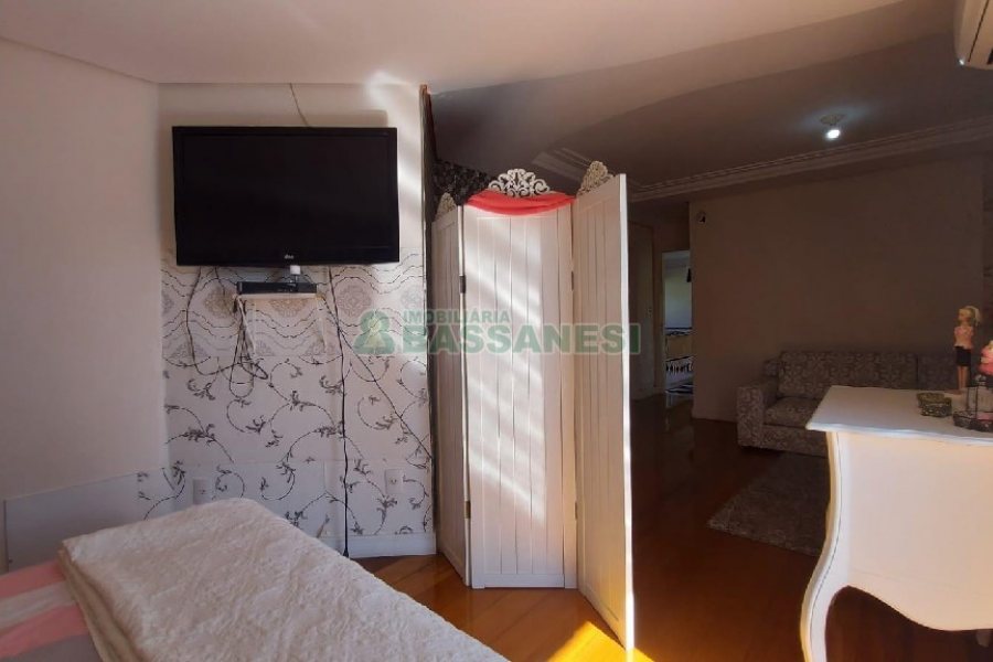 Casa Mobiliada com 500m², 5 dormitórios, 4 vagas, no bairro Sant Etiene em Caxias do Sul para Comprar