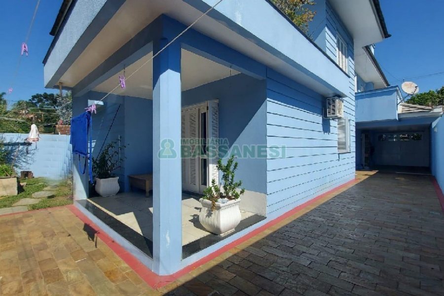 Casa Mobiliada com 500m², 5 dormitórios, 4 vagas, no bairro Sant Etiene em Caxias do Sul para Comprar