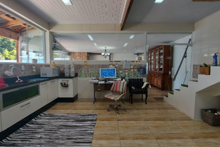 Casa Mobiliada com 500m², 5 dormitórios, 4 vagas, no bairro Sant Etiene em Caxias do Sul para Comprar