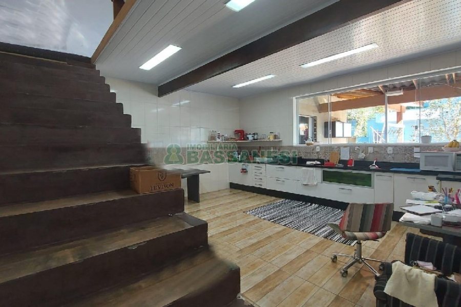 Casa Mobiliada com 500m², 5 dormitórios, 4 vagas, no bairro Sant Etiene em Caxias do Sul para Comprar