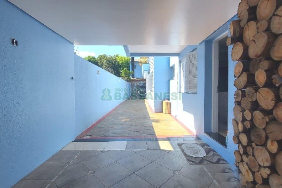 Casa Mobiliada com 500m², 5 dormitórios, 4 vagas, no bairro Sant Etiene em Caxias do Sul para Comprar