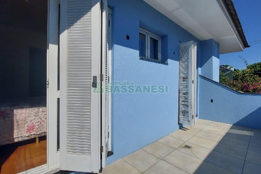 Casa Mobiliada com 500m², 5 dormitórios, 4 vagas, no bairro Sant Etiene em Caxias do Sul para Comprar