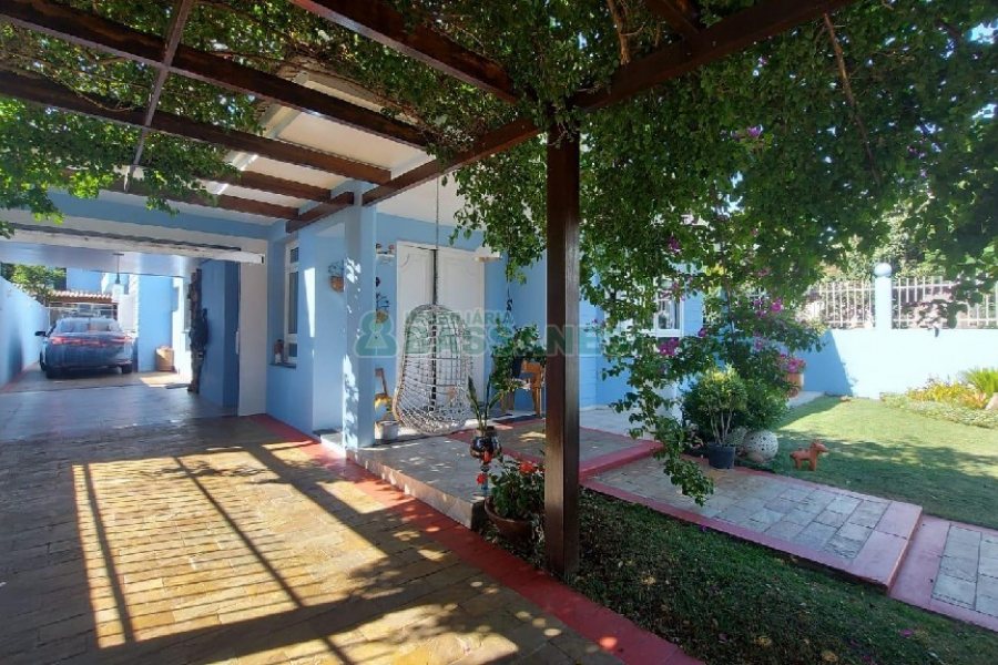 Casa Mobiliada com 500m², 5 dormitórios, 4 vagas, no bairro Sant Etiene em Caxias do Sul para Comprar