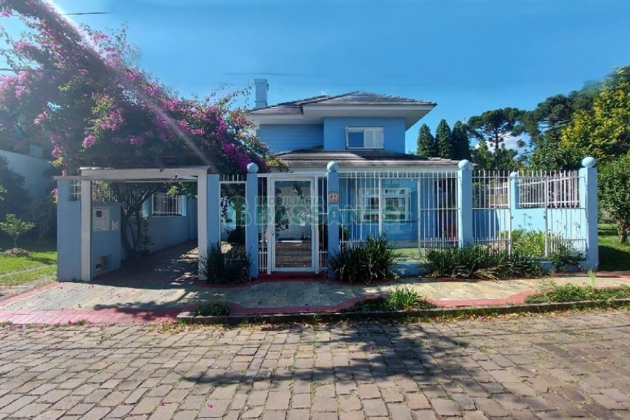 Casa Mobiliada com 500m², 5 dormitórios, 4 vagas, no bairro Sant Etiene em Caxias do Sul para Comprar