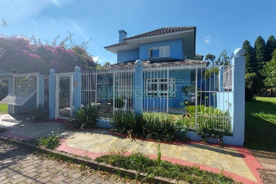 Casa Mobiliada com 500m², 5 dormitórios, 4 vagas, no bairro Sant Etiene em Caxias do Sul para Comprar