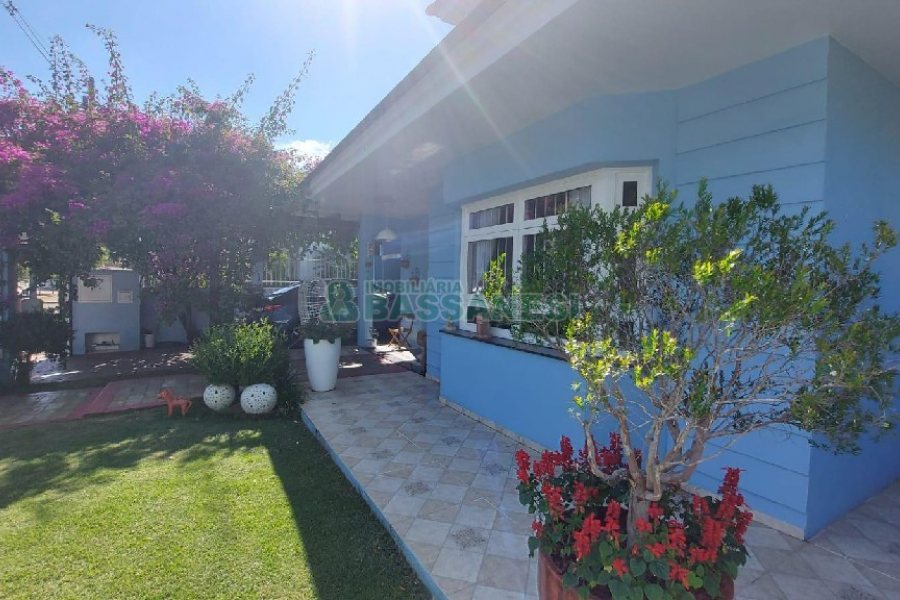 Casa Mobiliada com 500m², 5 dormitórios, 4 vagas, no bairro Sant Etiene em Caxias do Sul para Comprar