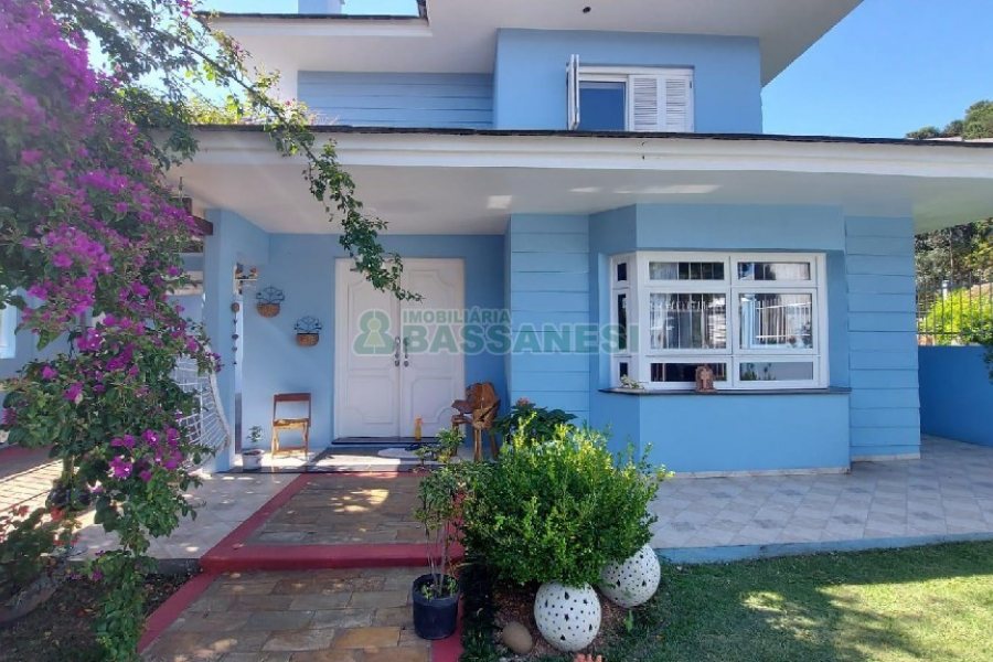 Casa Mobiliada com 500m², 5 dormitórios, 4 vagas, no bairro Sant Etiene em Caxias do Sul para Comprar