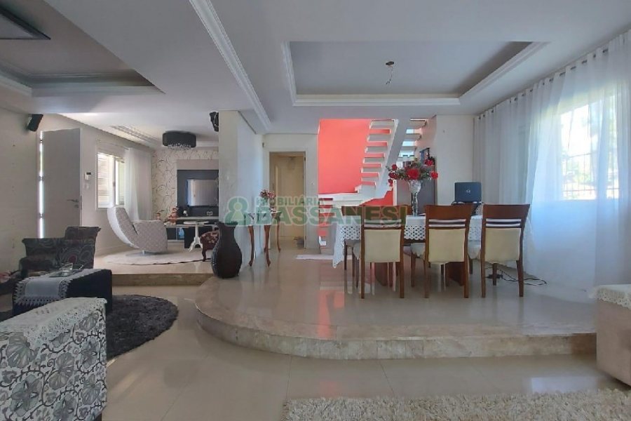 Casa Mobiliada com 500m², 5 dormitórios, 4 vagas, no bairro Sant Etiene em Caxias do Sul para Comprar