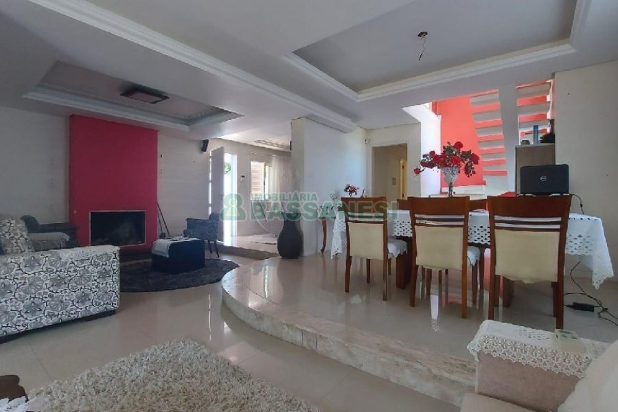 Casa Mobiliada com 500m², 5 dormitórios, 4 vagas, no bairro Sant Etiene em Caxias do Sul para Comprar