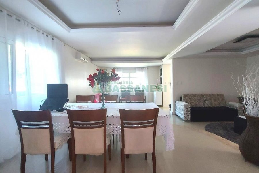 Casa Mobiliada com 500m², 5 dormitórios, 4 vagas, no bairro Sant Etiene em Caxias do Sul para Comprar