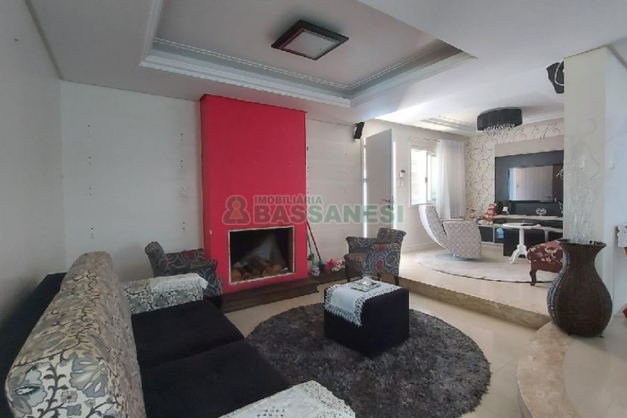 Casa Mobiliada com 500m², 5 dormitórios, 4 vagas, no bairro Sant Etiene em Caxias do Sul para Comprar