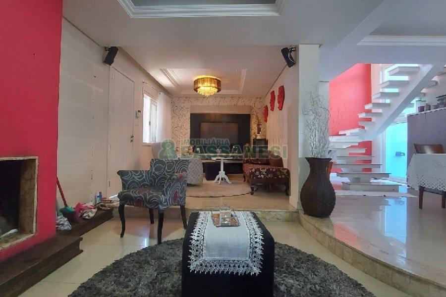 Casa Mobiliada com 500m², 5 dormitórios, 4 vagas, no bairro Sant Etiene em Caxias do Sul para Comprar