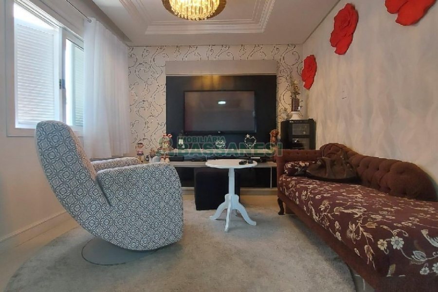 Casa Mobiliada com 500m², 5 dormitórios, 4 vagas, no bairro Sant Etiene em Caxias do Sul para Comprar