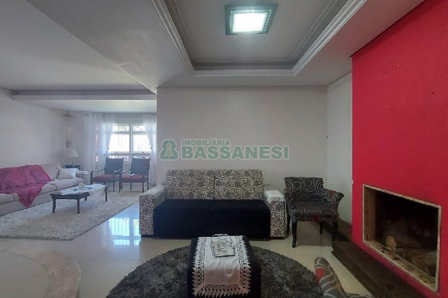 Casa Mobiliada com 500m², 5 dormitórios, 4 vagas, no bairro Sant Etiene em Caxias do Sul para Comprar