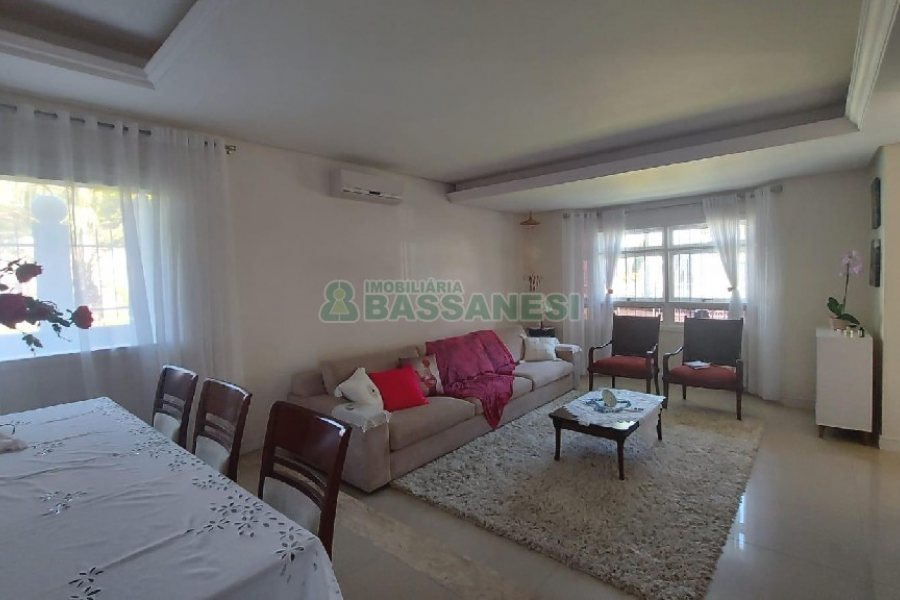 Casa Mobiliada com 500m², 5 dormitórios, 4 vagas, no bairro Sant Etiene em Caxias do Sul para Comprar