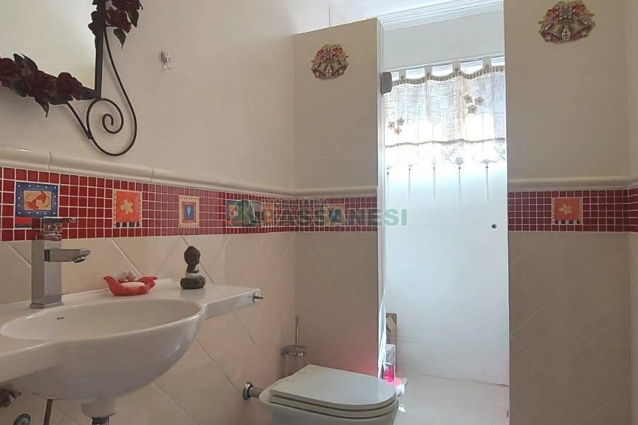 Casa Mobiliada com 500m², 5 dormitórios, 4 vagas, no bairro Sant Etiene em Caxias do Sul para Comprar