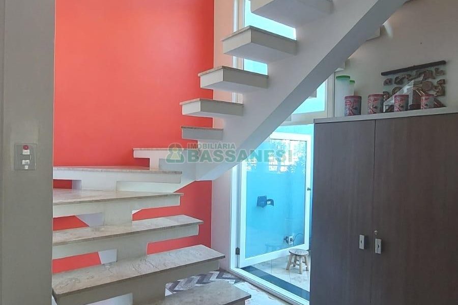 Casa Mobiliada com 500m², 5 dormitórios, 4 vagas, no bairro Sant Etiene em Caxias do Sul para Comprar