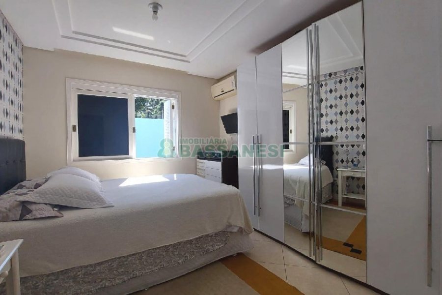 Casa Mobiliada com 500m², 5 dormitórios, 4 vagas, no bairro Sant Etiene em Caxias do Sul para Comprar