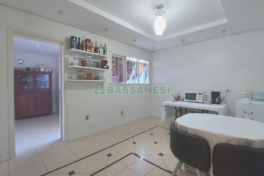 Casa Mobiliada com 500m², 5 dormitórios, 4 vagas, no bairro Sant Etiene em Caxias do Sul para Comprar