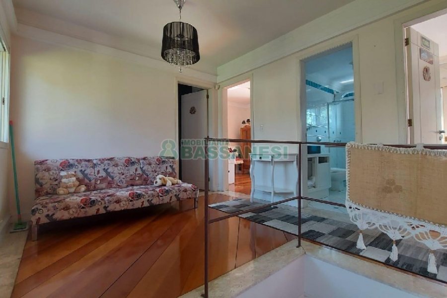 Casa Mobiliada com 500m², 5 dormitórios, 4 vagas, no bairro Sant Etiene em Caxias do Sul para Comprar