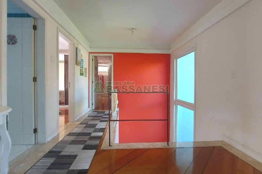 Casa Mobiliada com 500m², 5 dormitórios, 4 vagas, no bairro Sant Etiene em Caxias do Sul para Comprar