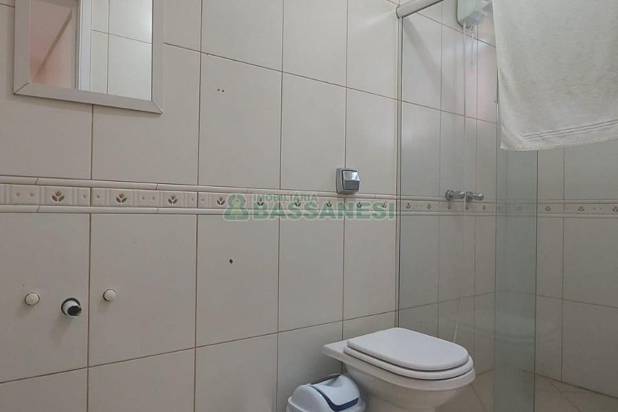 Casa Mobiliada com 500m², 5 dormitórios, 4 vagas, no bairro Sant Etiene em Caxias do Sul para Comprar