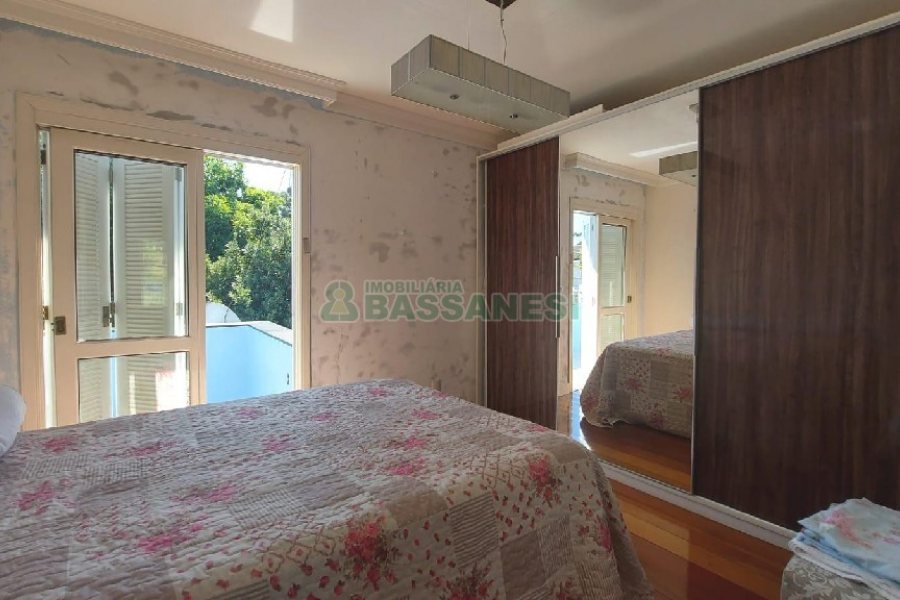 Casa Mobiliada com 500m², 5 dormitórios, 4 vagas, no bairro Sant Etiene em Caxias do Sul para Comprar